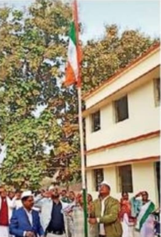 मनातू सामुदायिक स्वास्थ्य केंद्र में फहराया गया उल्टा तिरंगा,,कार्रवाई की मांग