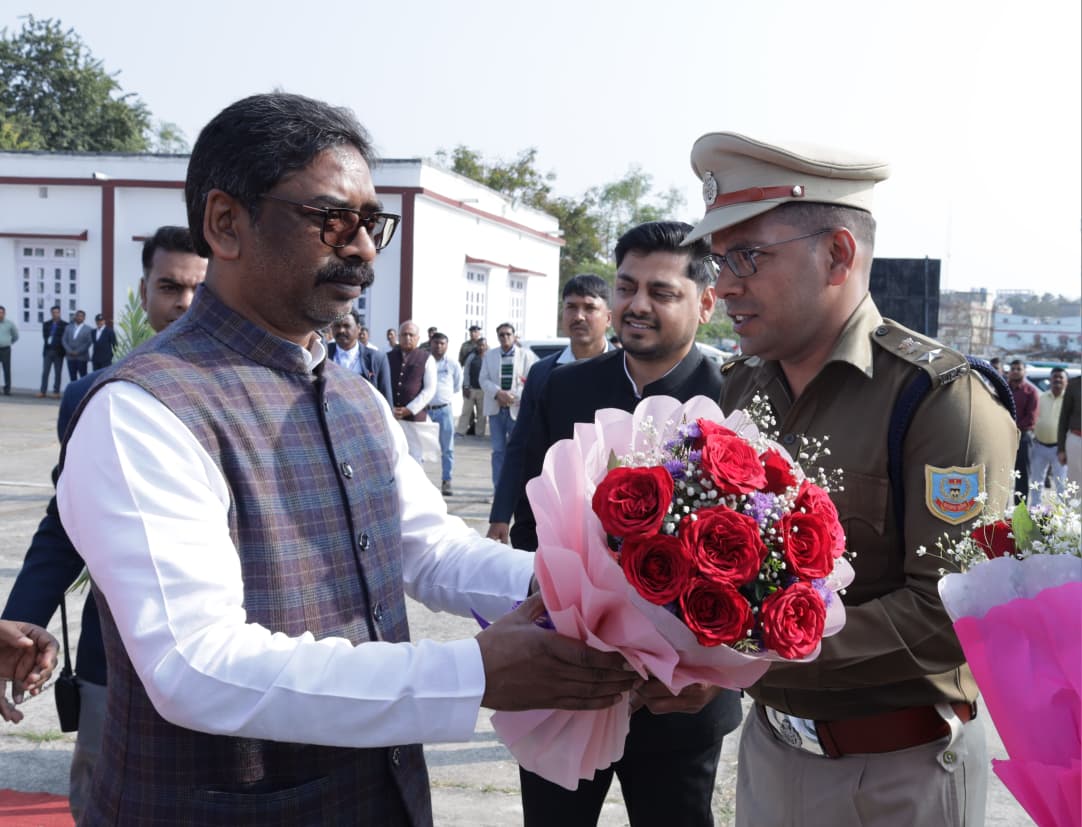 मुख्यमंत्री श्री हेमन्त सोरेन के धनबाद आगमन पर एयरपोर्ट परिसर में जिला प्रशासन की ओर से दिया गया गार्ड ऑफ ऑनर, जिला प्रशासन के पदाधिकारियों ने किया स्वागत।