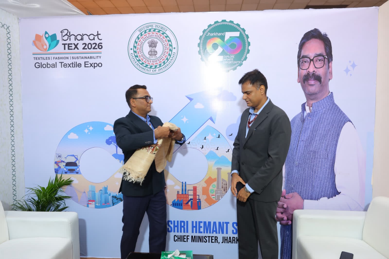 उद्योग सचिव श्री अरवा राजकमल ने भारत टेक्स 2026 में झारखंड पवेलियन सहित विभिन्न राज्यों के पवेलियनों का भ्रमण किया अवलोकन