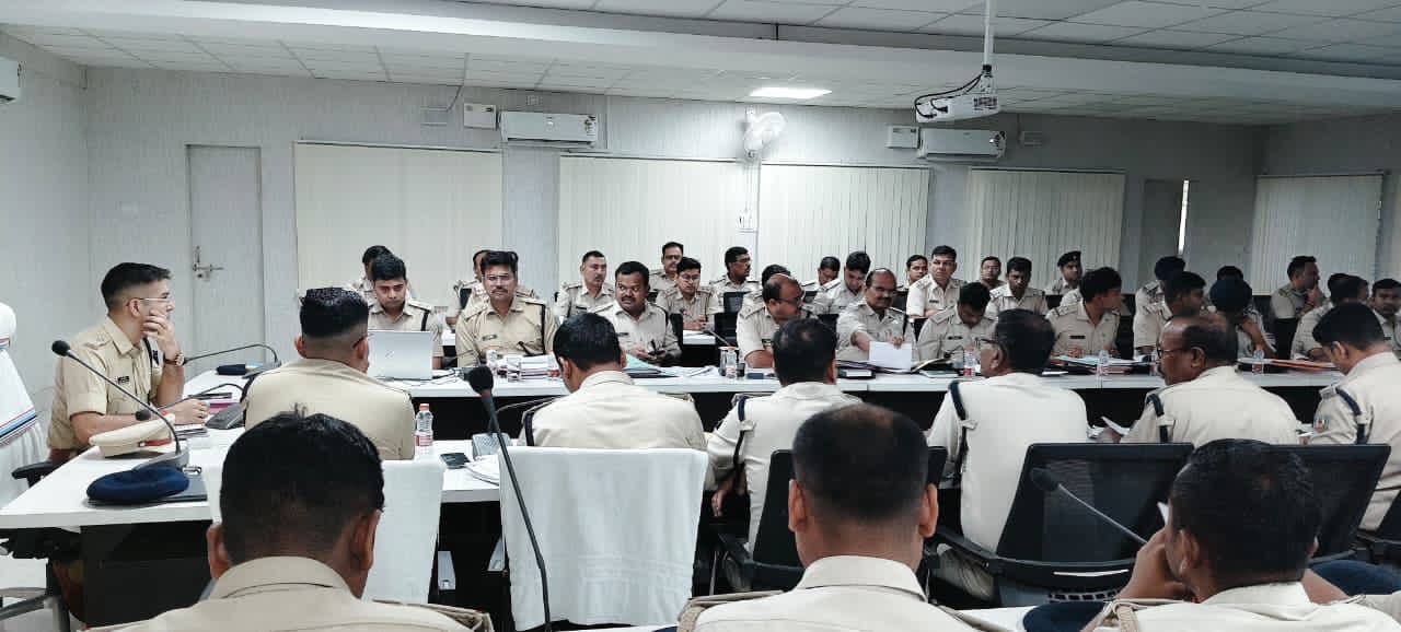 पलामू पुलिस कप्तान कपिल चौधरी ने जिला अपराध गोष्ठी की समीक्षा बैठक की। बैठक में लंबित कांडों के निष्पादन, वारंट- कुर्की, अपराध नियंत्रण, मादक पदार्थों की रोकथाम, डायल-112, बीट पुलिसिंग तथा जेल से छूटे अपराधियों की निगरानी को लेकर सभी थाना प्रभारियों को आवश्यक निर्देश दिए।