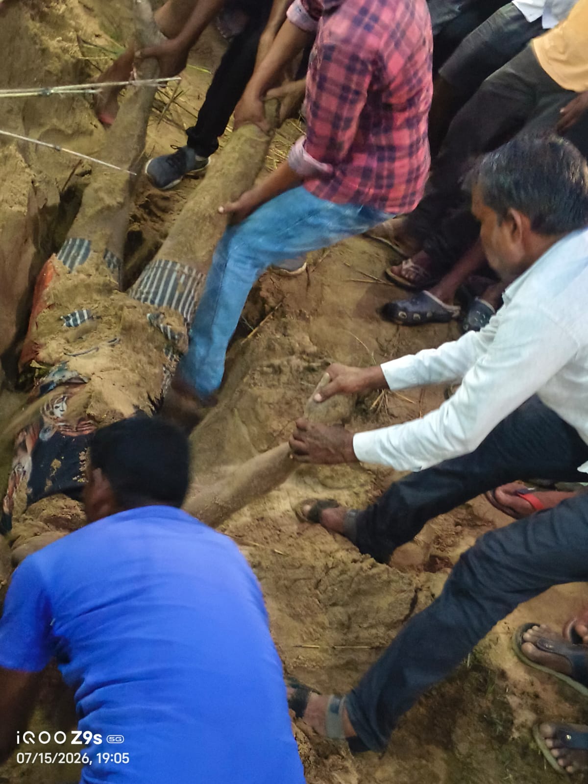 कोयल नदी की बालू में दफन मिला लापता युवक का शव, हत्या की आशंका