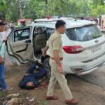 चतराएसपी आवास के सामने गोली मारकर हत्या।पुलिस के जवान ने निजी सुरक्षाकर्मी को गोली मारी है,घटना एसपी आवास के ठीक सामने हुई है। IMG-20260721-WA0045