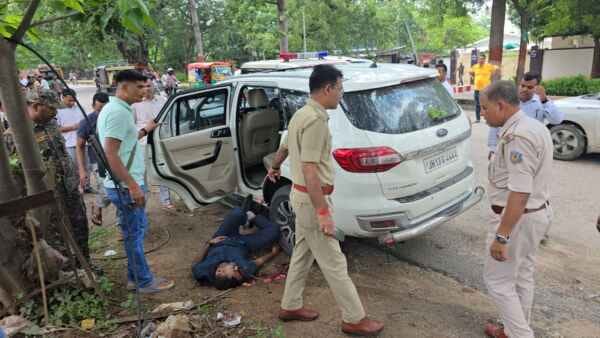 चतराएसपी आवास के सामने गोली मारकर हत्या।पुलिस के जवान ने निजी सुरक्षाकर्मी को गोली मारी है,घटना एसपी आवास के ठीक सामने हुई है।