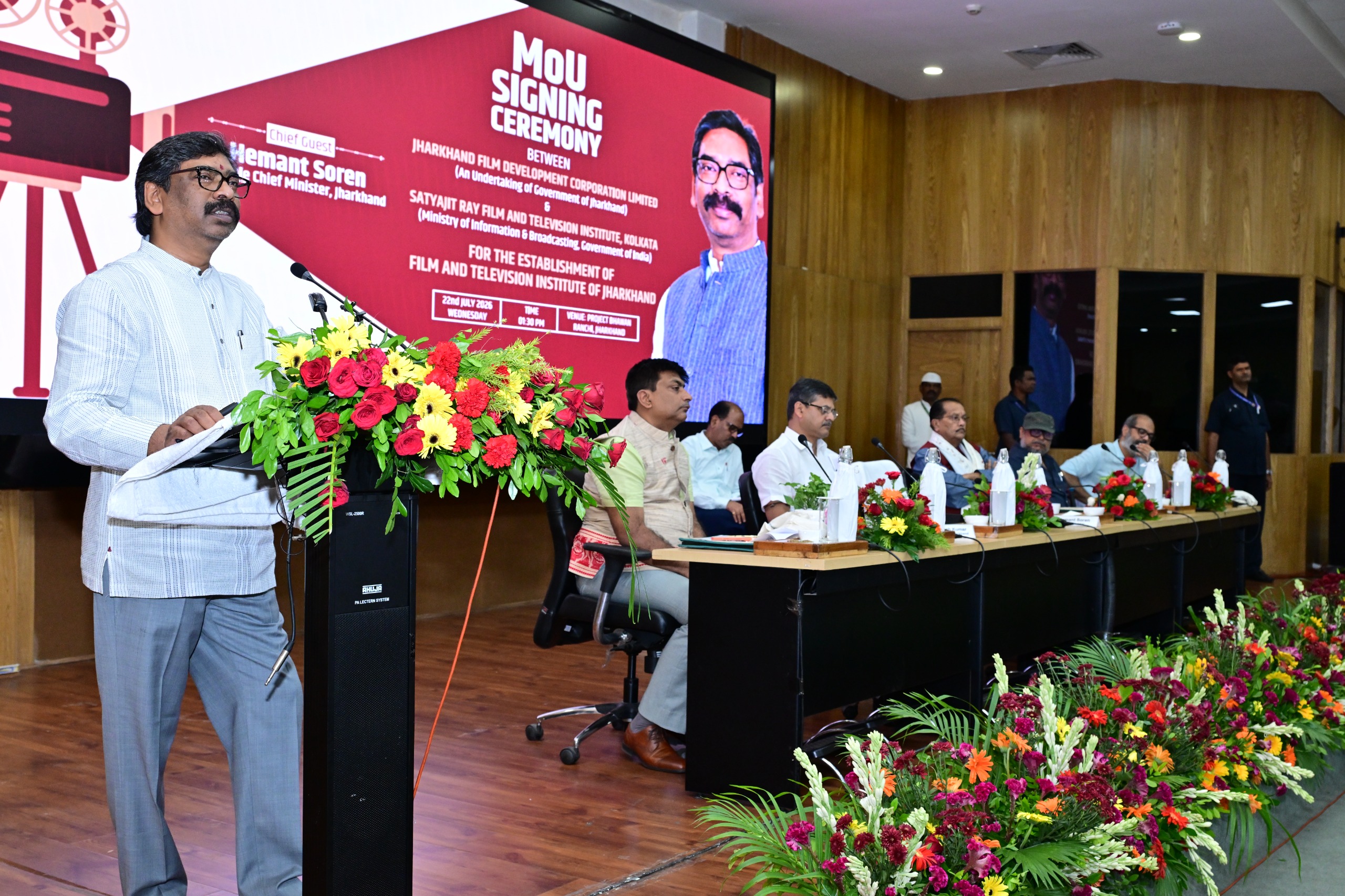 मुख्यमंत्री श्री हेमन्त सोरेन की गरिमामयी उपस्थिति में झारखंड मंत्रालय स्थित सभागार में आयोजित झारखण्ड फ़िल्म डेवलपमेंट कॉर्पोरेशन लिमिटेड और सत्यजीत रे फिल्म एंड टेलीविजन इंस्टीट्यूट, कोलकाता के बीच MoU हस्ताक्षर समारोह हुआ संपन्न।