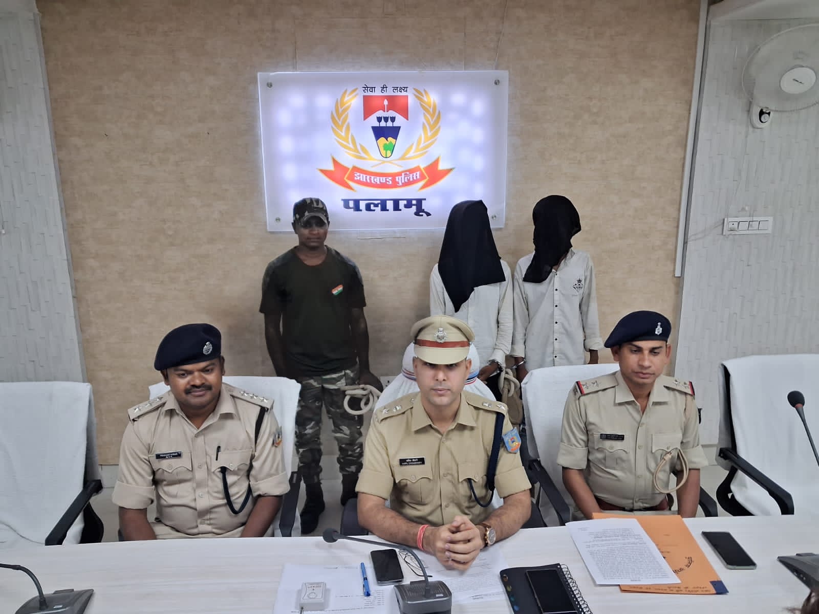लेस्लीगंज पुलिस ने चोरी की बाइक व लोडेड देशी कट्टा के साथ दो आरोपियों को किया गिरफ्तार
