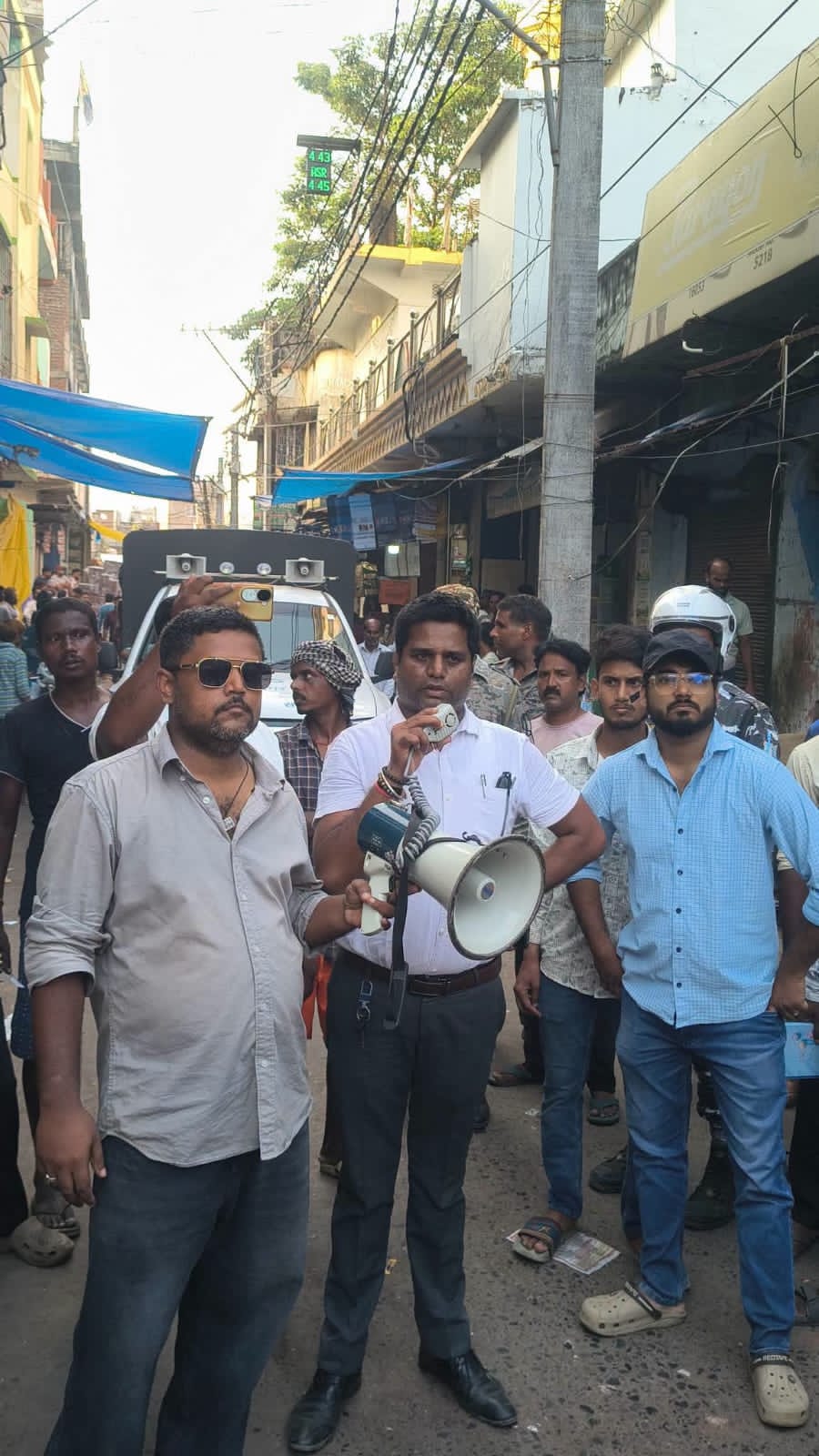 25 हजार से एक लाख तक का जुर्माना लग सकता है ( नगर निगम ) :– छोटी मस्जिद रोड पर नगर निगम की कार्रवाई का असर, दुकानदारों ने हटाया अतिक्रमण