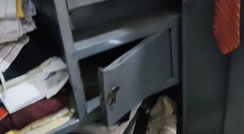 रेडमा में रिटायर बड़ा बाबू के घर चोरी, खिड़की का ग्रिल उखाड़कर डेढ़ लाख की संपत्ति ले गए चोर
