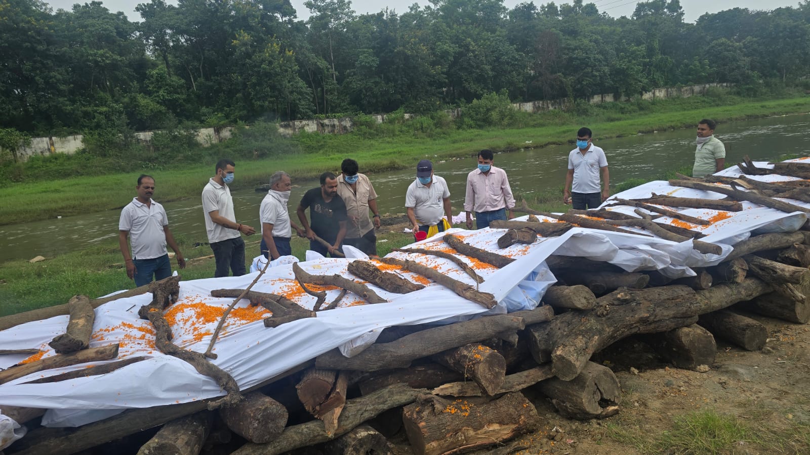 रिम्स में पड़े 43 लावारिस शवों का जुमार नदी तट पर सामूहिक अंतिम संस्कार