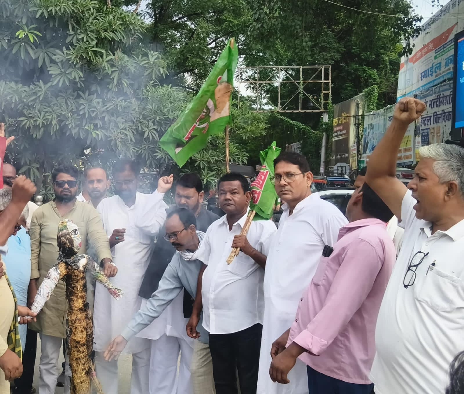 SIR के नाम पर लाखों मतदाताओं का नाम वोटर लिस्ट से काटने और चुनाव में की जा रही गड़बड़ी के विरोध में मुख्य चुनाव आयुक्त ज्ञानेश कुमार का पुतला दहन किया