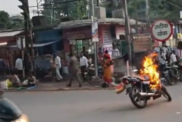 सदिक मंजिल चौक पर चलती बाइक में लगी आग, बाइक सवार ने कूदकर बचाई जान, अफरा-तफरी का माहौल